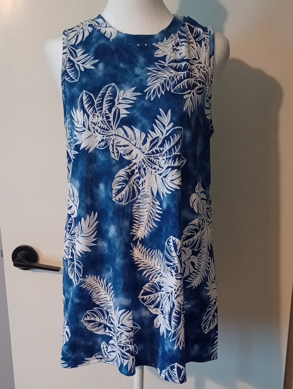 Apt 9 Blue and White Tropical Print Sleeveless Top Size Medium